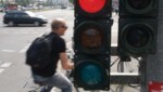 Rechtsabbiegen bei Rot - mit entsprechendem Verkehrsschild künftig für Pedalritter erlaubt. (Bild: APA/dpa/Jörg Carstensen)