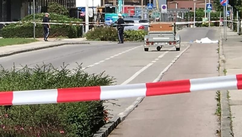 Auf offener Straße wurde eine 83-jährige Pensionistin in Gloggnitz erstochen. Der Täter - ein 38-jähriger Rumäne - spricht von einer „tödlichen Verwechslung“. (Bild: Einsatzdoku.at)