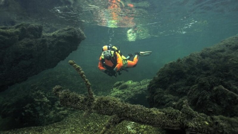 Die interessante Unterwasserwelt am Traunfall lockt trotz Badeverbots. Horst Dauerböck wusste davon nichts, verließ sich auf seinen Guide. (Bild: Franz Hajek)