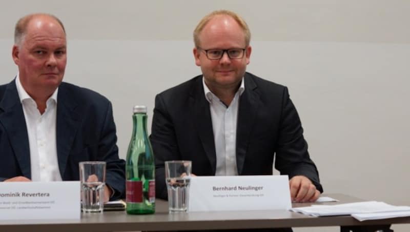 Foto von rechts: Bernhard Neulinger, Obmann der IG Landschaftsschutz Mühlviertel (IGLM) und Dominik Revertera, Stv. Obmann. (Bild: Manfred Voith)