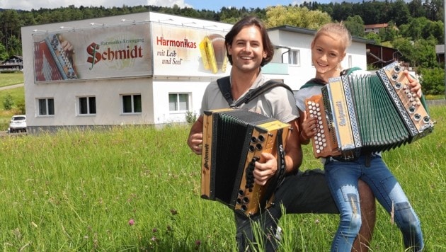 Harmonika-Erzeugung Schmidt in Weinitzen: Mitarbeiter Harald Neuhold mit Tochter Marie (Bild: Juergen Radspieler)