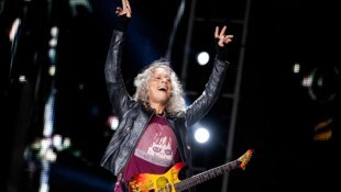 Metallica-Gitarrist Kirk Hammett befindet sich vorsorglich bereits in Jubelpose. Beim „Racino Rocks“ beehrt er endlich wieder österreichischen Boden. (Bild: APA/GEORG HOCHMUTH)