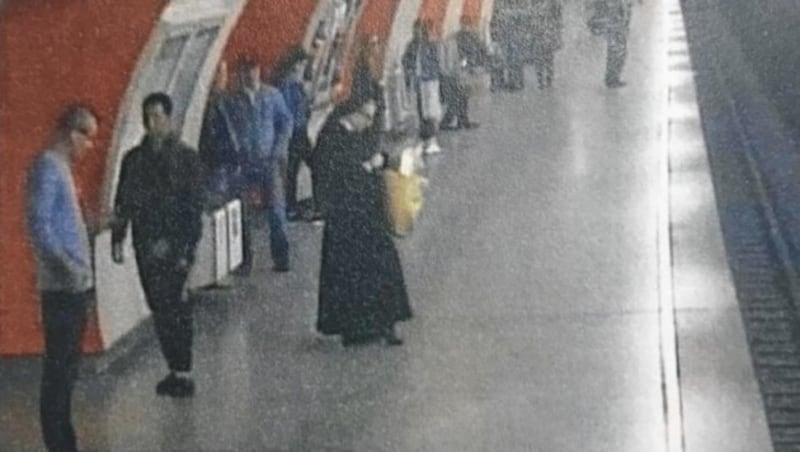 Die Schreckenstat, aufgenommen von der Überwachungskamera: Zdravko I. wartet auf die U-Bahn, als er plötzlich vor den einfahrenden Zug gestoßen wird. (Bild: zVg)