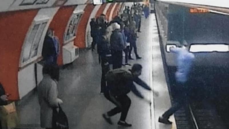 Die Schreckenstat, aufgenommen von der Überwachungskamera: Zdravko I. wartet auf die U-Bahn, als er plötzlich vor den einfahrenden Zug gestoßen wird. (Bild: zVg)
