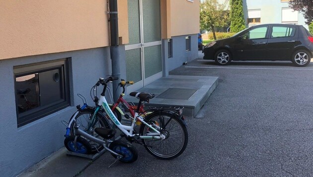 Die Fahrräder der Kinder. Zwei von ihnen waren während der Tat in der Wohnung. (Bild: Elisabeth Nachbar)