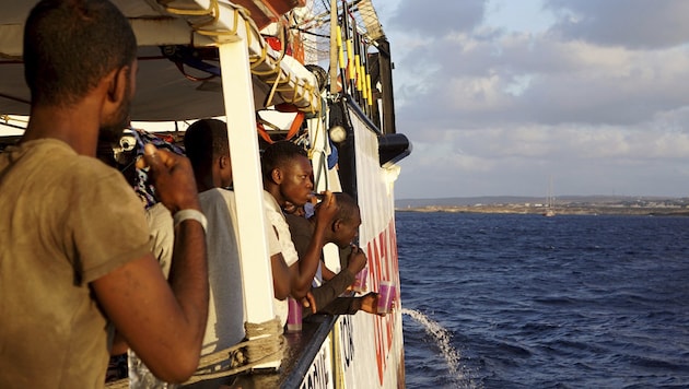 Das Land ist in Sichtweite, doch in Lampedusa anlegen darf die Open Arms mit rund 130 Migranten nach wie vor nicht. (Bild: AP)