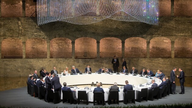 Die 28 EU-Regierungschefs tafelten in der Felsenreitschule. (Bild: APA/Georg Hochmuth)