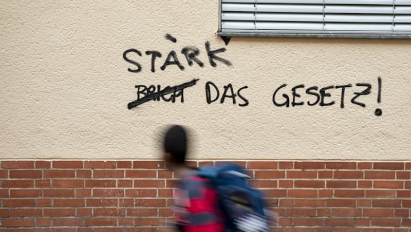 Stiller Protest gegen die Clan-Kriminalität an einer Hausfassade in Berlin-Neukölln (Bild: APA/dpa/Christoph Soeder)