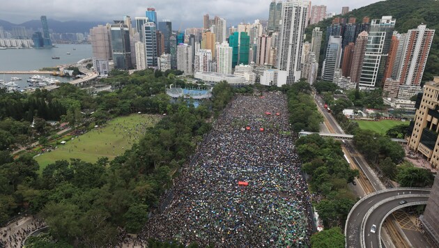 Massenproteste in Hongkong (Bild: AP)