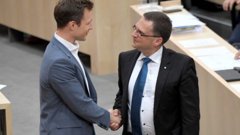 ÖVP-Klubchef August Wöginger und Ex-Minister Gernot Blümel (Bild: APA/ROLAND SCHLAGER)