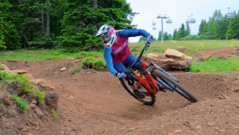 Yana wirft sich in eine Steilkurve. Ihr Blick ist vorausschauend. „Viele machen den Fehler, dass sie direkt auf den Reifen blicken“, erklärt die Villacherin, übrigens die einzige Kärntnerin in der Enduro-Szene. (Bild: Wallner Hannes/Kronenzeitung)