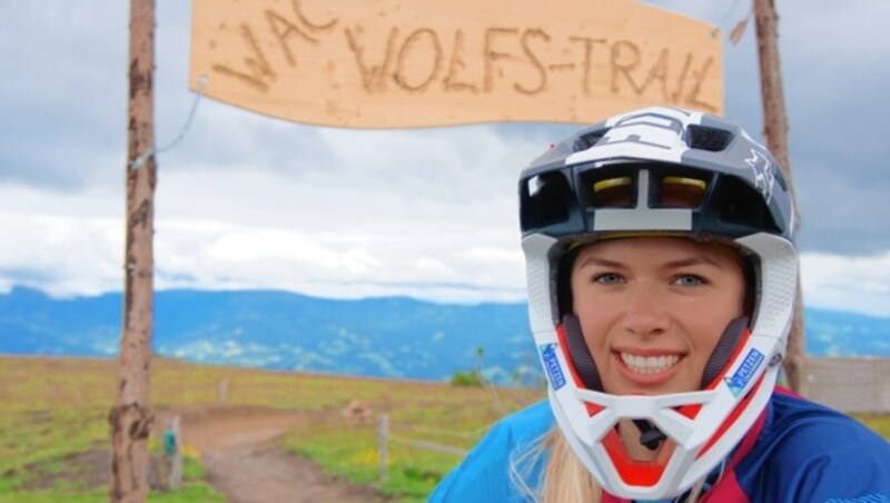 Enduro-Bikerin Yana Dobnig testete für die „BergKrone“ die neuen Trails auf der Koralpe (Bild: Wallner Hannes/Kronenzeitung)