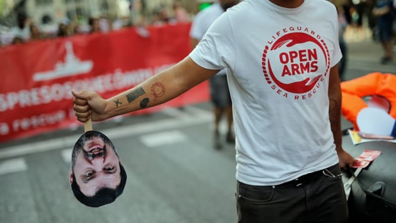 Protest gegen die Migrationspolitik des italienischen Innenministers Matteo Salvini in Barcelona (Bild: APA/AFP/Pau Barrena)