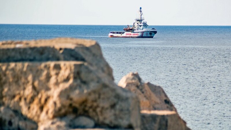 Die Open Arms vor Lampedusa (Bild: APA/AFP/Alessandro SERRANO)