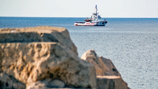 Ein Schiff der NGO Proactiva Open Arms vor Lampedusa (Archivbild) (Bild: APA/AFP/Alessandro SERRANO)