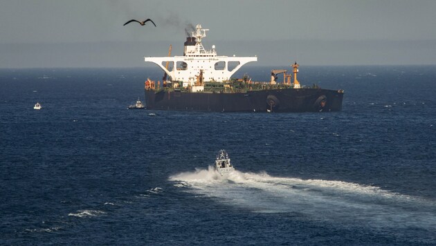 Nach wochenlangem Stillstand ist der iranische Öltanker wieder in Bewegung. (Bild: AP)