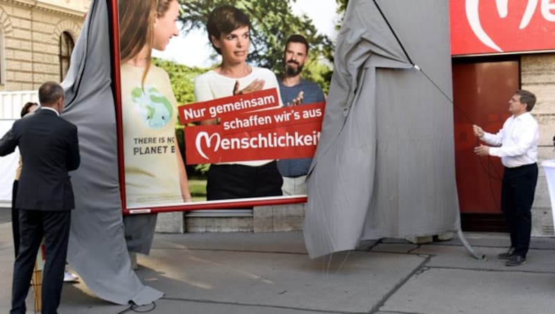 SPÖ-Bundesgeschäftsführer Thomas Drozda (li.) und Wahlkampfleiter Christian Deutsch enthüllen die ersten Plakate. (Bild: APA/HERBERT PFARRHOFER)