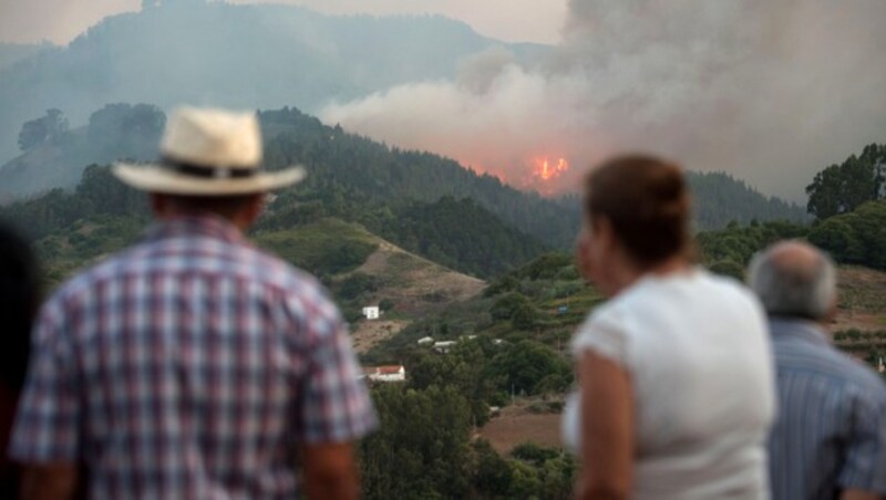 Bewohner der spanischen Urlaubsinsel bangen um ihr Hab und Gut. (Bild: APA/AFP/DESIREE MARTIN)