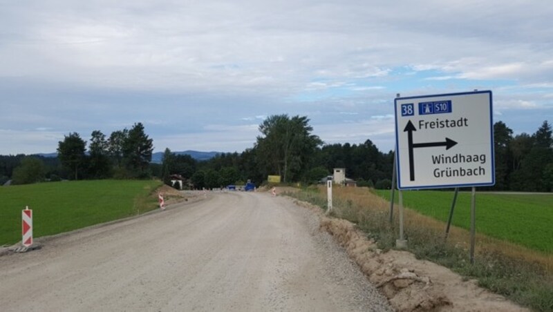 B38 Böhmerwaldstraße , Bestandsausbau Zimmerhofer, nach Süden betrachtet: Das ist der „Granit-Stein des Anstoßes“... (Bild: Werner Pöchinger)