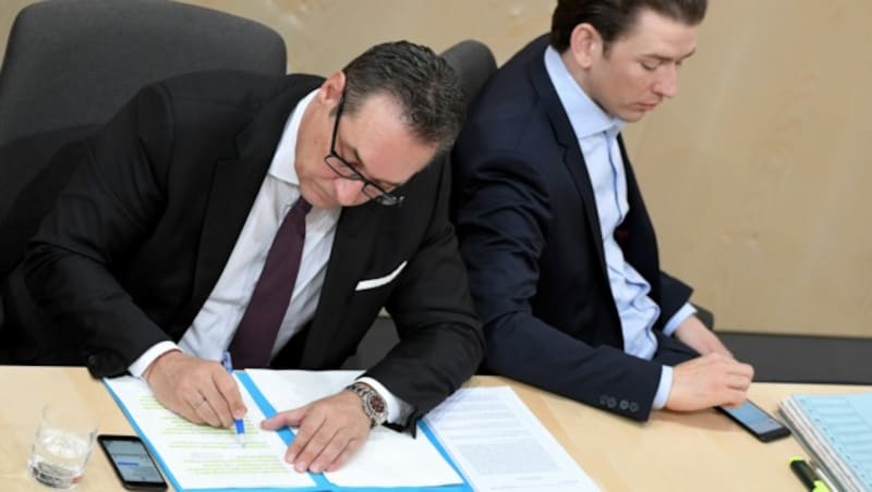 Strache und Kurz mit ihren Handys (Bild: APA/ROLAND SCHLAGER)