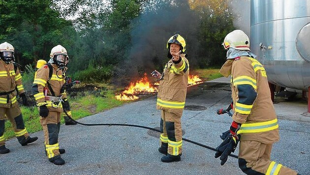 Mit Atemschutzmasken näherten sich die Feuerwehrmänner dem brennenden Motorenöl. (Bild: FF Abtenau)