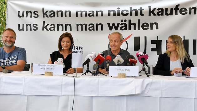 Von links: Martin Balluch, Daniela Holzinger-Vogtenhuber, Peter Pilz und Maria Stern bei der Pressekonferenz (Bild: APA/ROLAND SCHLAGER)