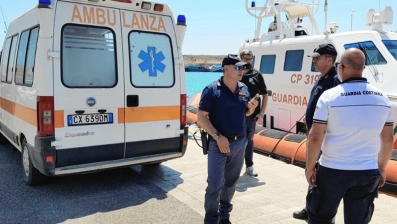 Rettung und Küstenwache stehen seit Tagen in Alarmbereitschaft. Immer wieder springen Migranten von Bord der Open Arms und wollen schwimmend zur Insel Lampedusa gelangen. (Bild: EPA)