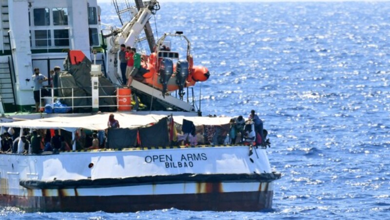 Die spanische Marine soll nun das Rettungsschiff Open Arms nach Spanien eskortieren. (Bild: AP)