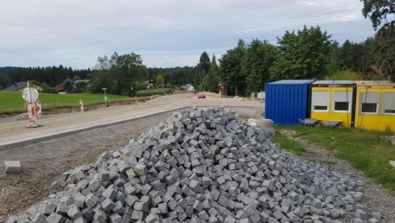 Auch Granit-Kleinsteine aus Tschechien werden in Grünbach verbaut. (Bild: Werner Pöchinger)