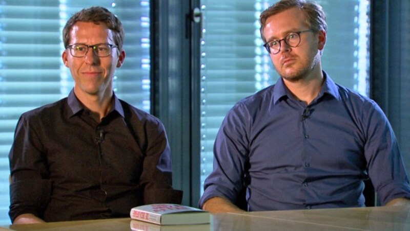 Das „SZ“-Duo Bastian Obermayer (li.) und Frederik Obermaier (Bild: ORF)