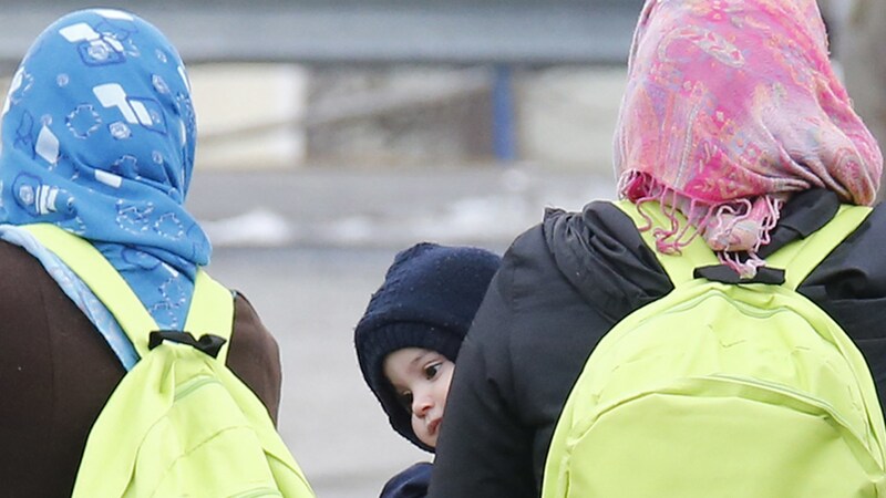 Migrantinnen mit einem Kind (Archivbild) (Bild: APA/GERT EGGENBERGER)