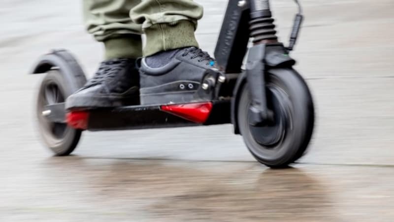 Mit einem E-Scooter schmuggelte der Mann die Drogen von der Schweiz nach Vorarlberg. (Bild: APA/dpa/Christoph Soeder)