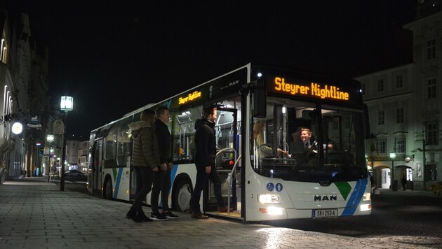 Die Nightline in Steyr sammelt in jeder Nacht von Samstag auf Sonntag zwischen 22 und 4 Uhr Nachtschwärmer ein. (Bild: Stadtbetriebe Steyr)