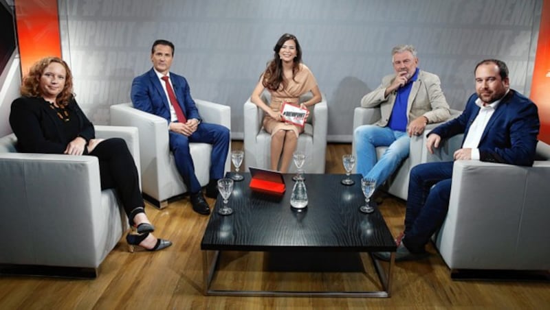 Im Studio (v.l.): „Krone“-Journalistin Doris Vettermann, FPÖ-Abgeordneter Robert Lugar, Moderatorin Katia Wagner, FPÖ-Ideologe Andreas Mölzer sowie OGM-Meinungsforscher und Politikexperte Christoph Haselmayer (Bild: Klemens Groh)