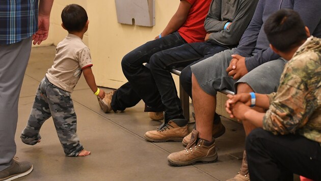 Minderjährige Migranten in einer Einrichtung der Grenzschutzbehörde von Arizona (Bild: APA/AFP/MANDEL NGAN)