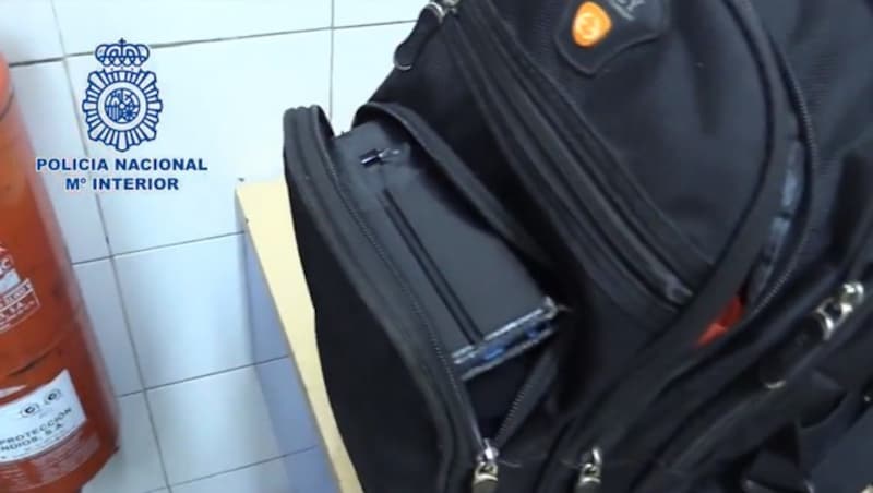 Mit dem in seinem Rucksack versteckten Smartphone filmte der Mann Frauen unter den Rock. (Bild: twitter.com/policia)