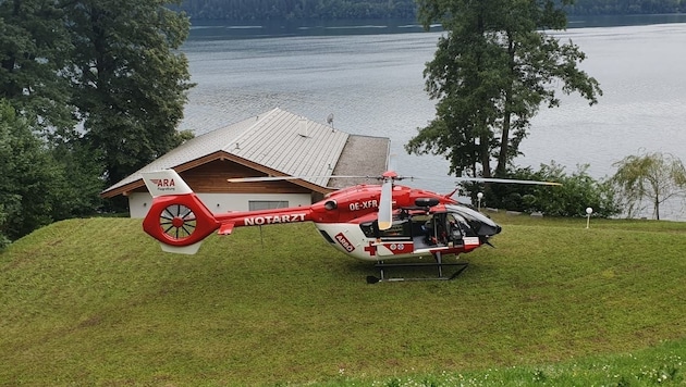 Der Hubschrauber der ARA Flugrettung ist bei der Suche nach dem vermissten Schwimmer im Einsatz. (Bild: ARA)
