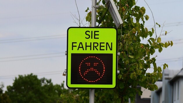 The red Mandl indicates speeding on some roads. If the police measure the speed, it can be expensive. (Bild: P. Huber)