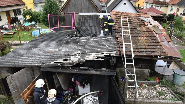 In Pölfing-Brunn zerstörte ein Brand diese Gartenhütte (Bild: OLM d.V. Christoph Täubl (FF Pölfing Brunn))