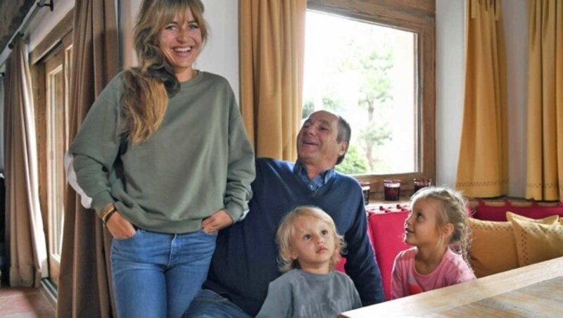 Gerhard Berger mit Lebensgefährtin Helene und seinen Kindern Ella und Johan (Bild: APA/HANS KLAUS TECHT)