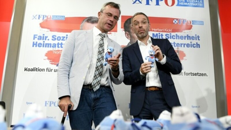 Norbert Hofer und Herbert Kickl mit dem „Norbär“ (Bild: APA/HANS KLAUS TECHT)