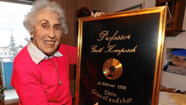Gretl Komposch wurde anlässlich ihres 90. Geburtstages von ihrem „Grenzlandchor“ geehrt. (Bild: Uta Rojsek-Wiedergut)