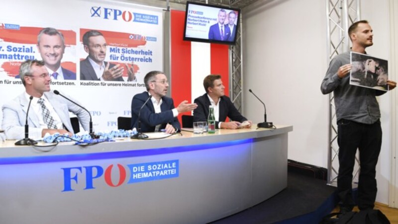 „Die FPÖ hat den Tierschutz verraten“ - mit diesen Worten unterbrach der Aktivist des VGT die Pressekonferenz. (Bild: APA/HANS KLAUS TECHT)