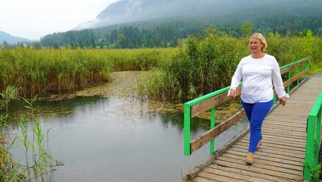 Stadträtin Christina Ball genießt den Spaziergang auf dem neuen Slow Trail um den Pressegger See. (Bild: Wallner Hannes/Kronenzeitung)