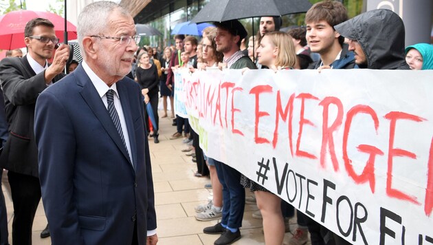 Bundespräsident Alexander Van der Bellen mit Klimaaktivisten bei der Eröffnung der Politischen Gespräche im Rahmen des Forum Alpbach. (Bild: APA/ROLAND SCHLAGER)