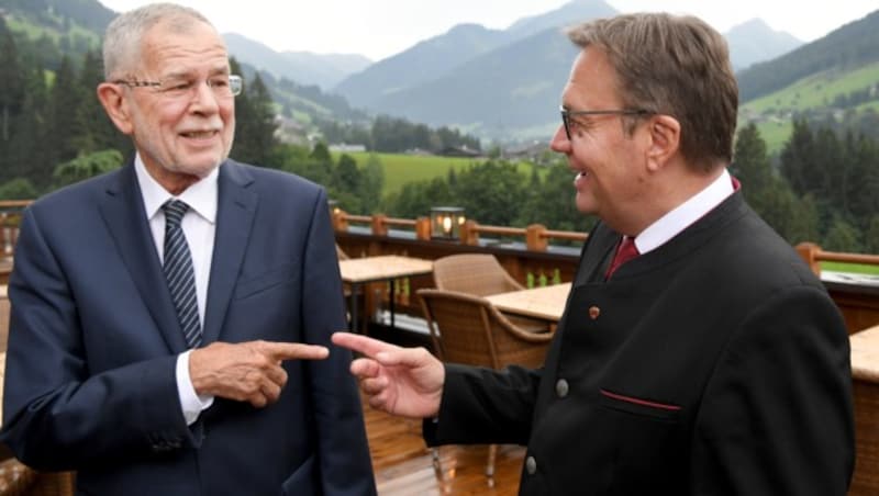 Teilen sich „Tiroler Mentalität“: Landeshauptmann Günther Platter und Bundespräsident Alexander Van der Bellen (Bild: APA/ROLAND SCHLAGER)