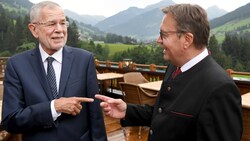 Tirols (Noch-)Landeshauptmann Günther Platter und Bundespräsident Alexander Van der Bellen (Bild: APA/ROLAND SCHLAGER)