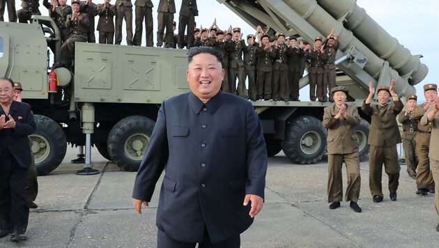 Kim Jong Un beim Raketentest (Bild: AFP)