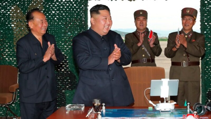 Kim Jong Un ist mit dem Raketentest zufrieden. (Bild: KCNA)