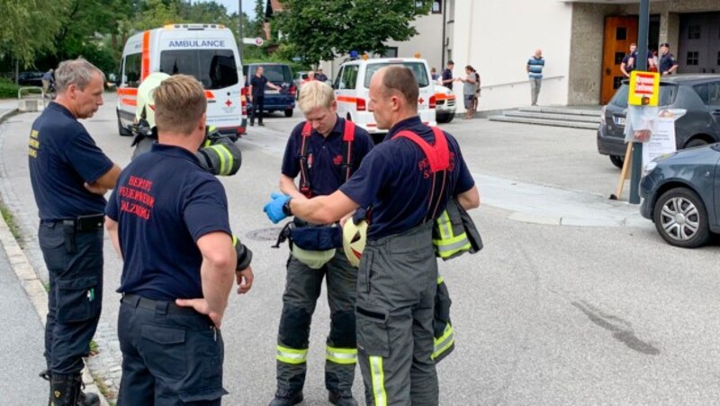 In Salzburg-Gneis wurden eine Frau und ein Mädchen vor der Pfarrkirche von einem Auto erfasst und schwer verletzt. (Bild: Markus Tschepp)